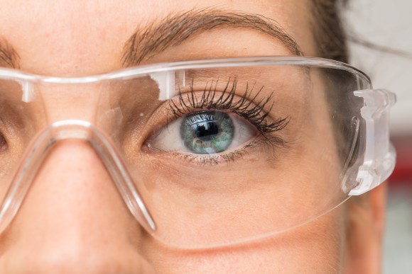 Frau mit Laborbrille