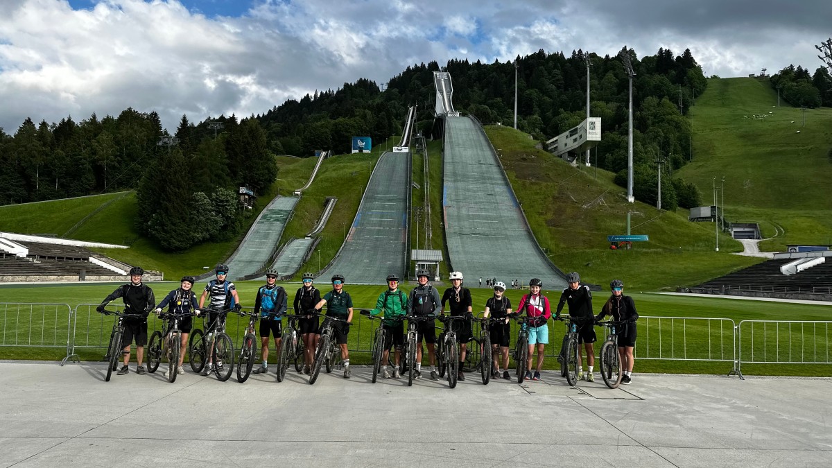 Schülerinnen und Schüler im Trainingslager